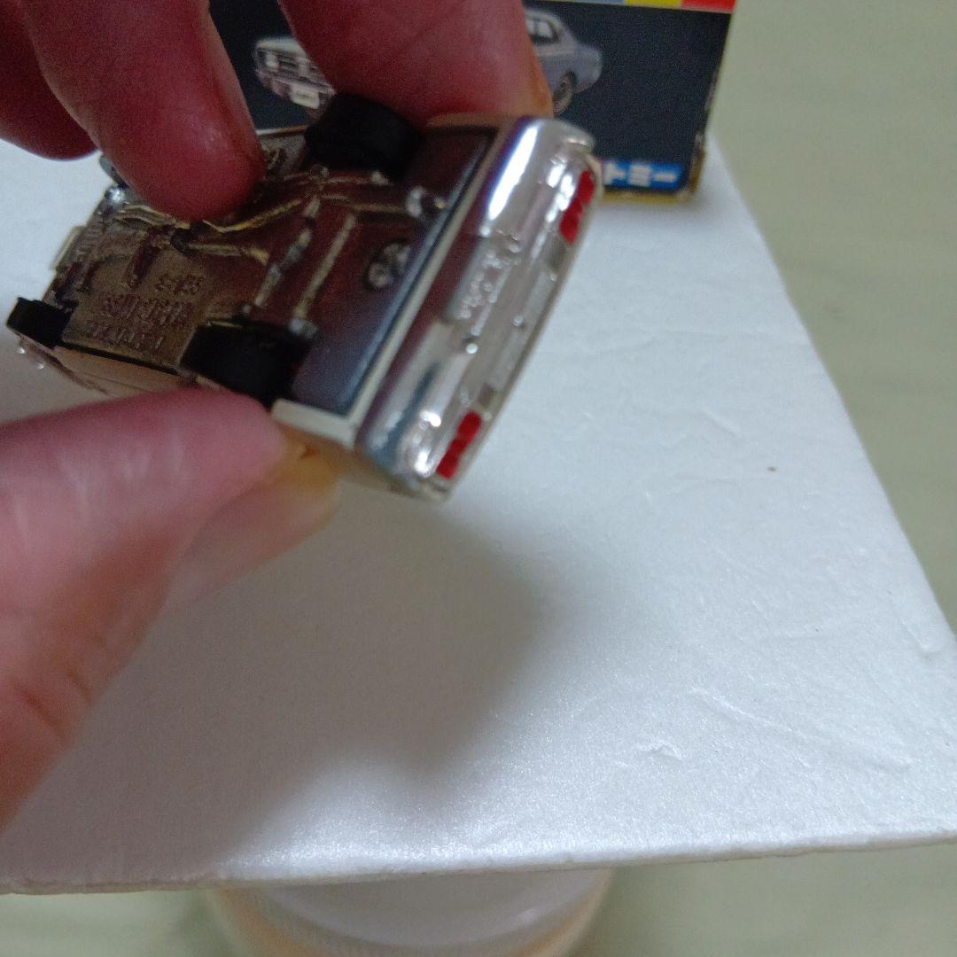 トミカ黒箱　日産グロリア 2000 GX 1/65　日本製　白色　旧ホイールです