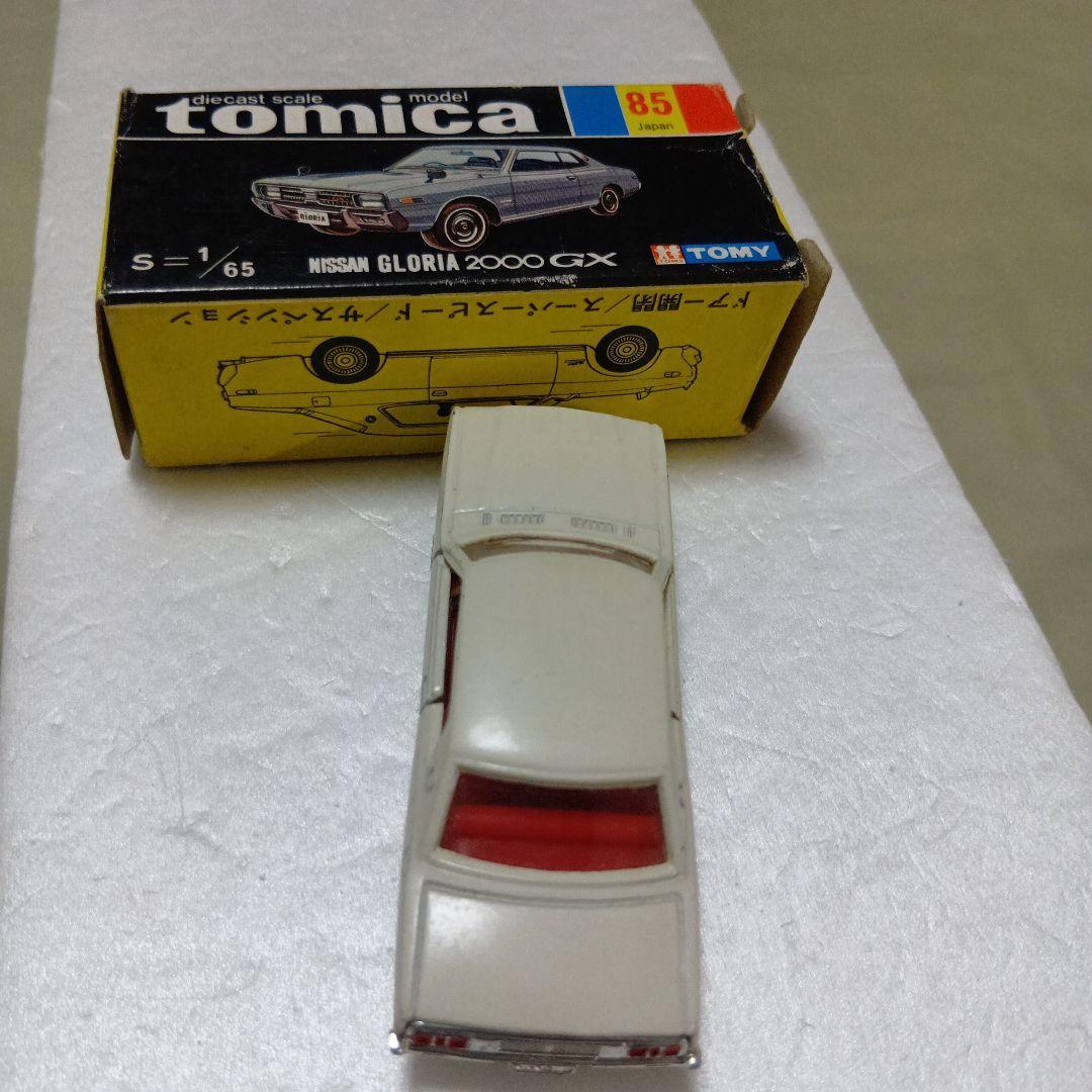 トミカ黒箱　日産グロリア 2000 GX 1/65　日本製　白色　旧ホイールです