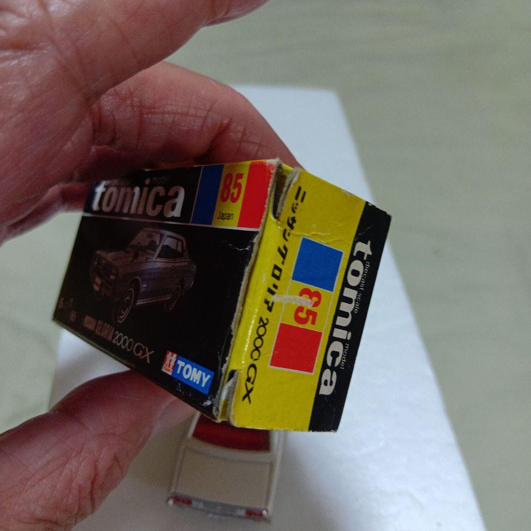 トミカ黒箱　日産グロリア 2000 GX 1/65　日本製　白色　旧ホイールです