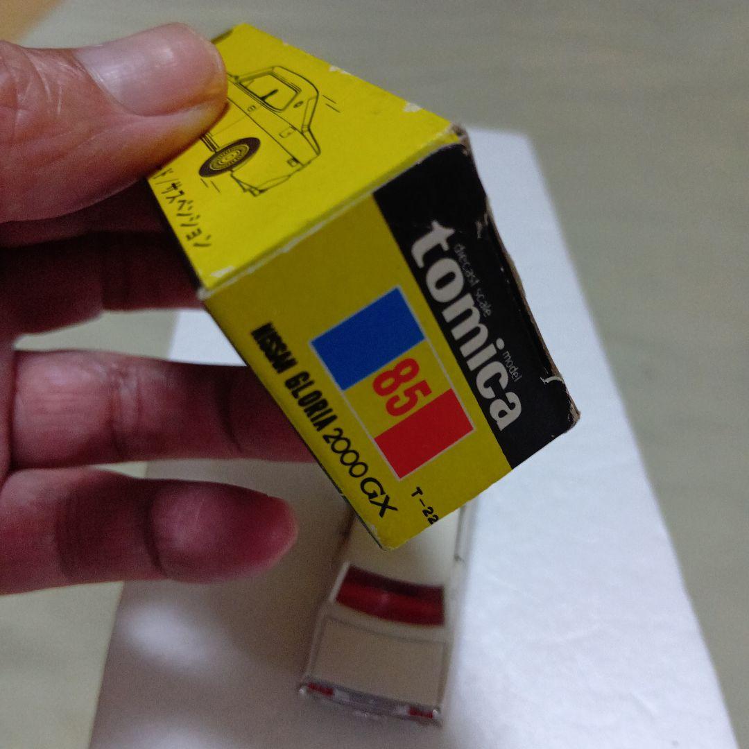 トミカ黒箱　日産グロリア 2000 GX 1/65　日本製　白色　旧ホイールです