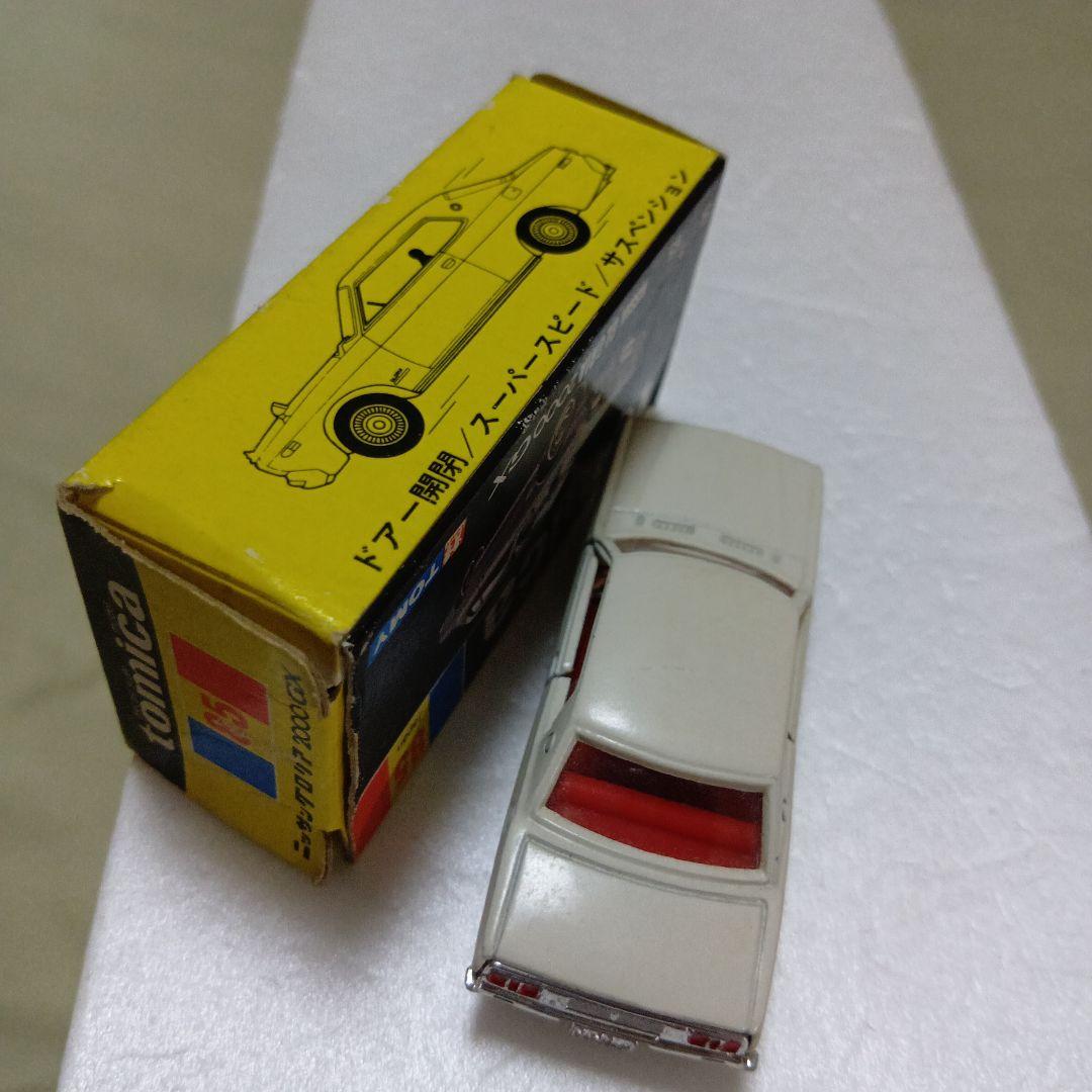 トミカ黒箱　日産グロリア 2000 GX 1/65　日本製　白色　旧ホイールです