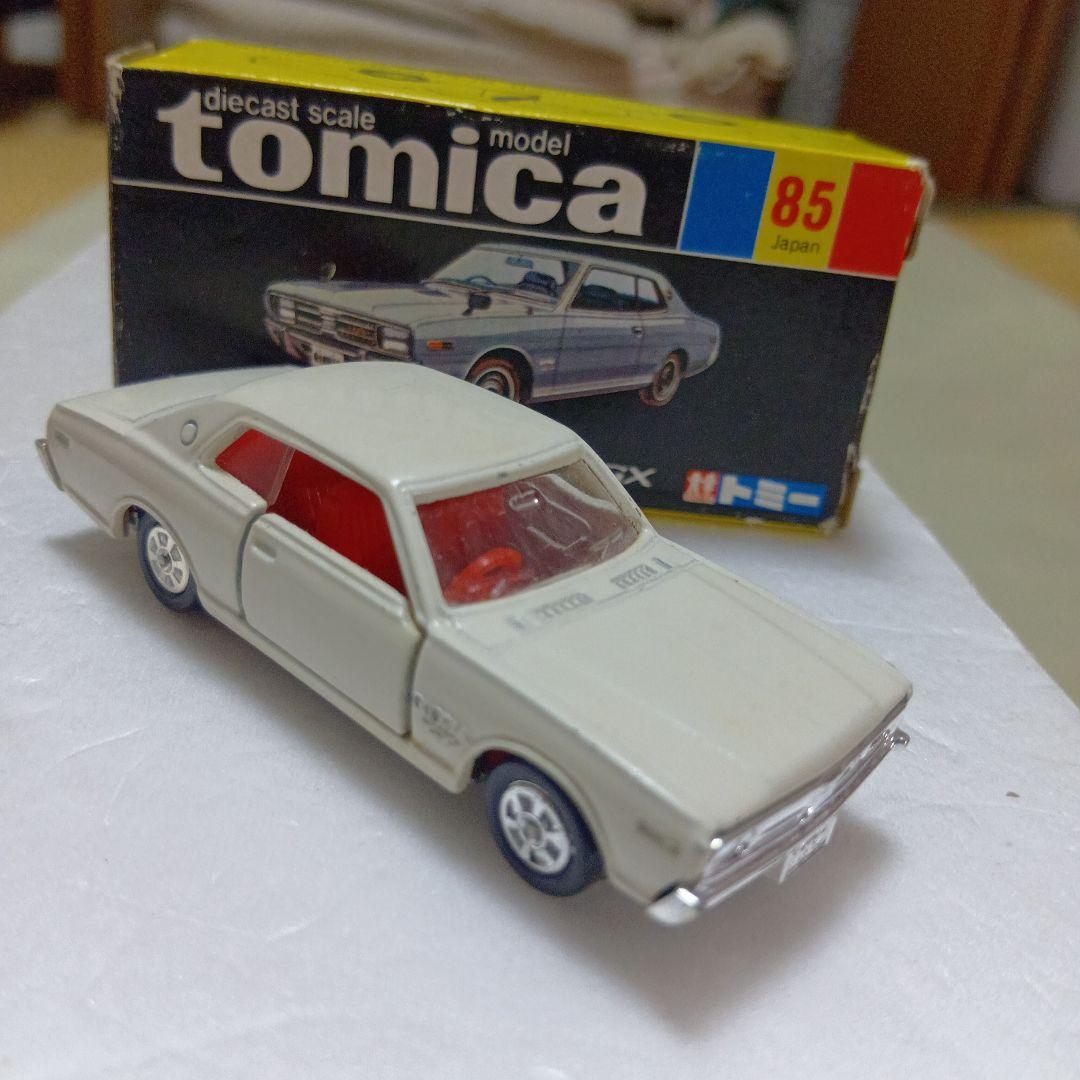 トミカ黒箱　日産グロリア 2000 GX 1/65　日本製　白色　旧ホイールです