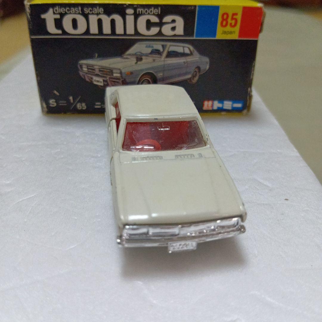 トミカ黒箱　日産グロリア 2000 GX 1/65　日本製　白色　旧ホイールです