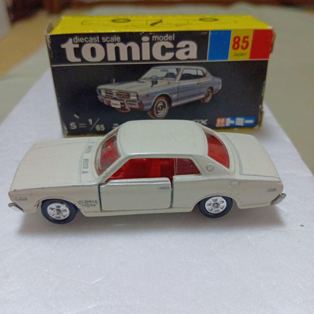 トミカ黒箱　日産グロリア 2000 GX 1/65　日本製　白色　旧ホイールです