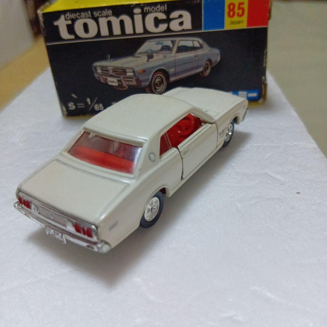 トミカ黒箱　日産グロリア 2000 GX 1/65　日本製　白色　旧ホイールです