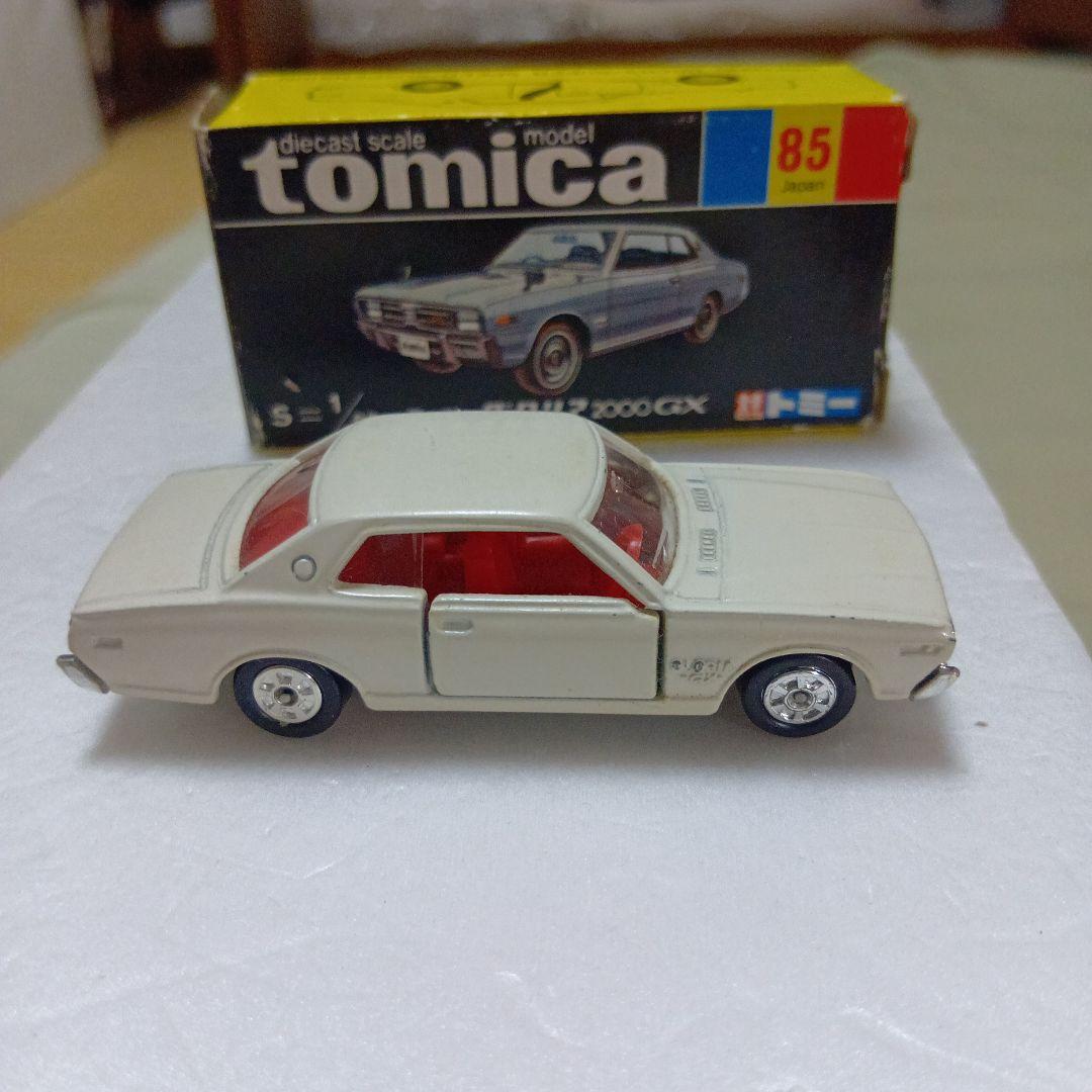 トミカ黒箱　日産グロリア 2000 GX 1/65　日本製　白色　旧ホイールです