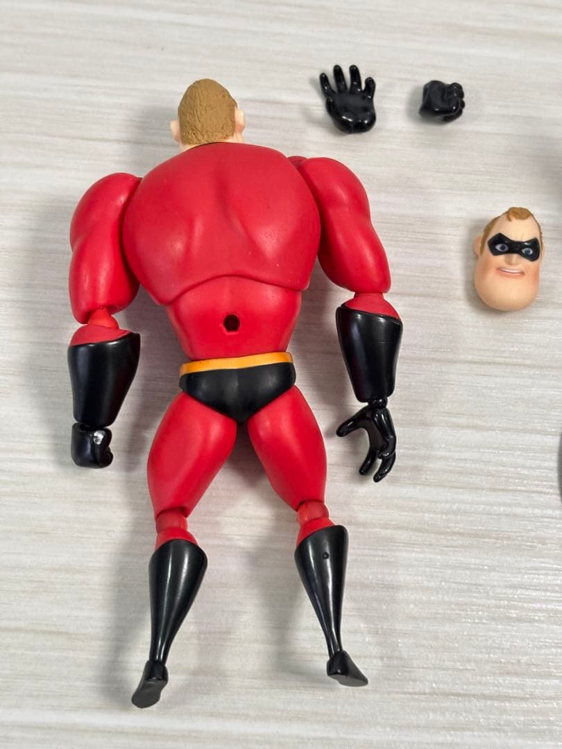 リボルテック Mr.インクレディブル incredibleフィギュア 海洋堂