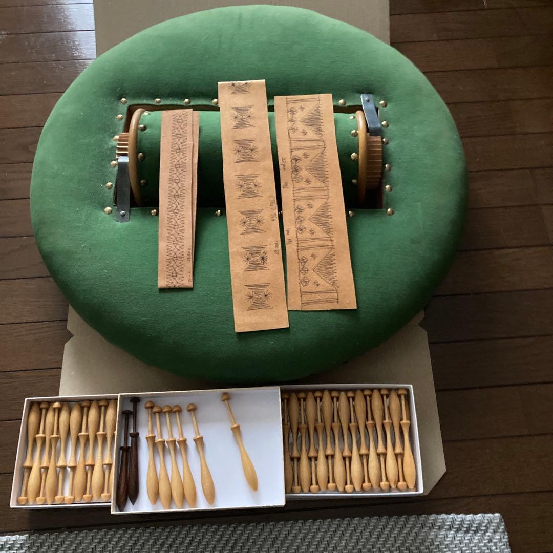 ボビンレース用台とボビン