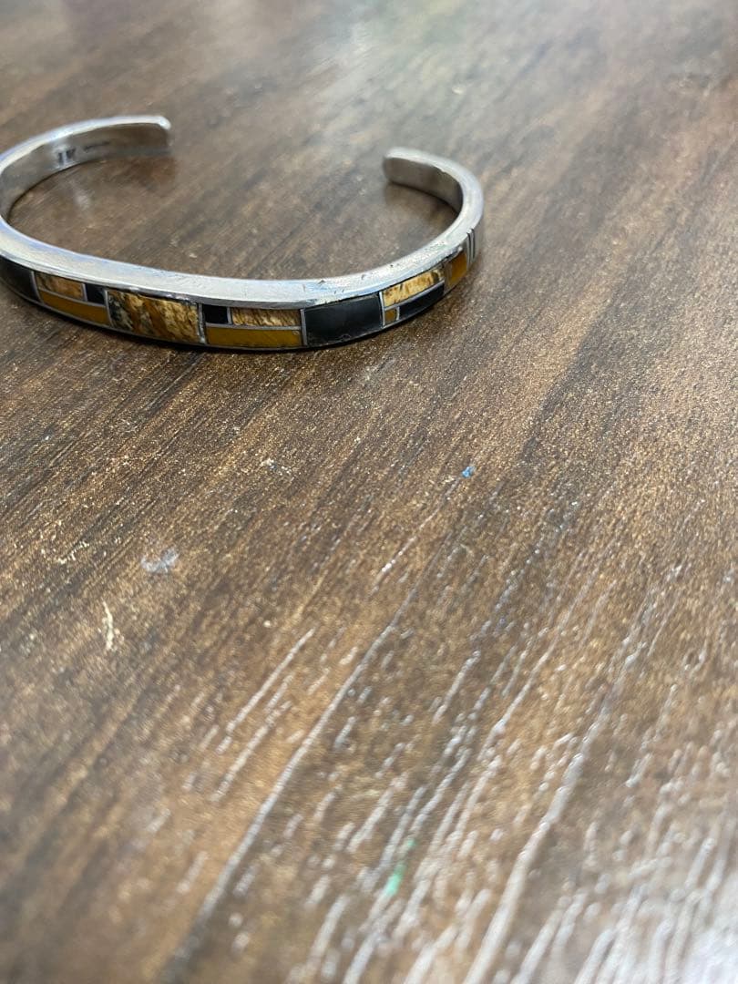 ナバホ族 インレイ（象嵌）細工のスターリングシルバー製 バングル