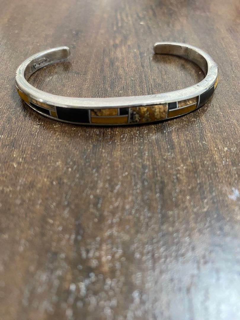 ナバホ族 インレイ（象嵌）細工のスターリングシルバー製 バングル