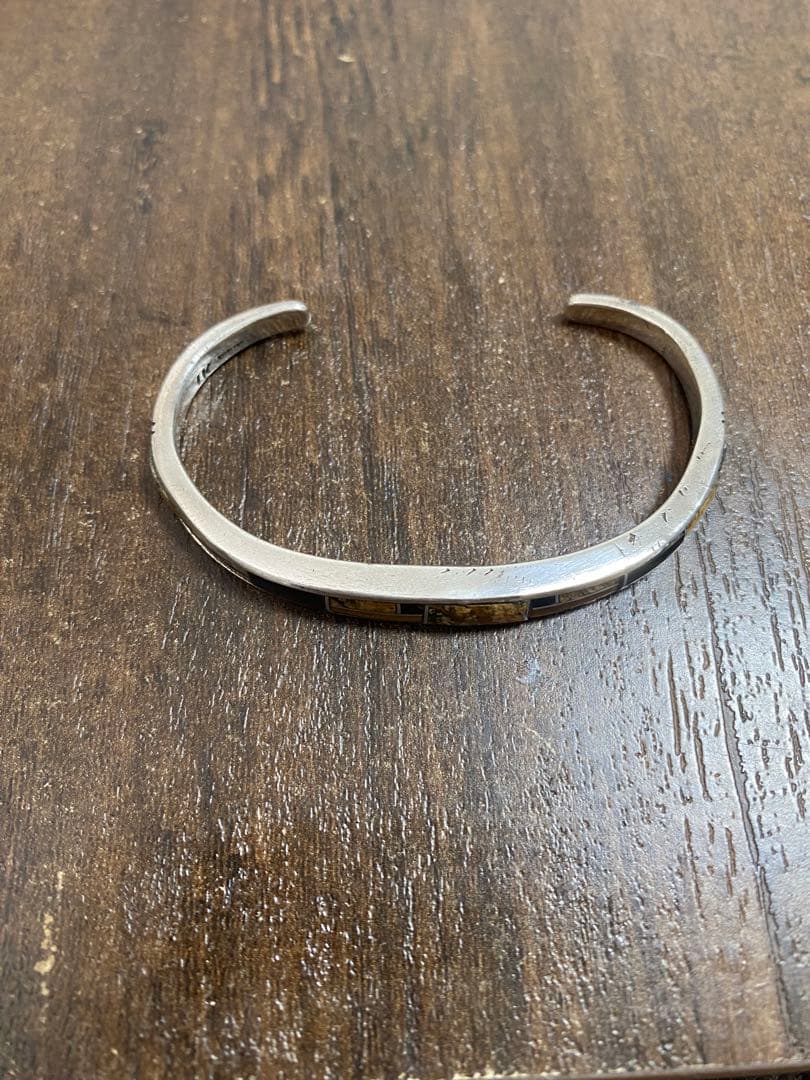 ナバホ族 インレイ（象嵌）細工のスターリングシルバー製 バングル