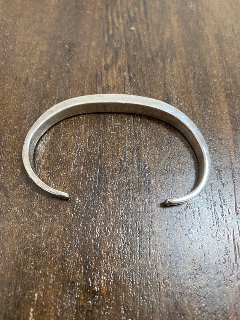 ナバホ族 インレイ（象嵌）細工のスターリングシルバー製 バングル