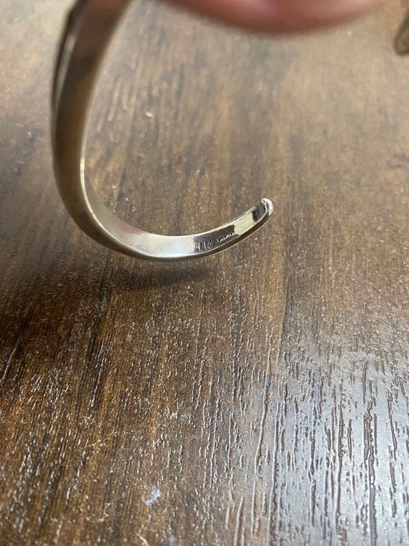 ナバホ族 インレイ（象嵌）細工のスターリングシルバー製 バングル