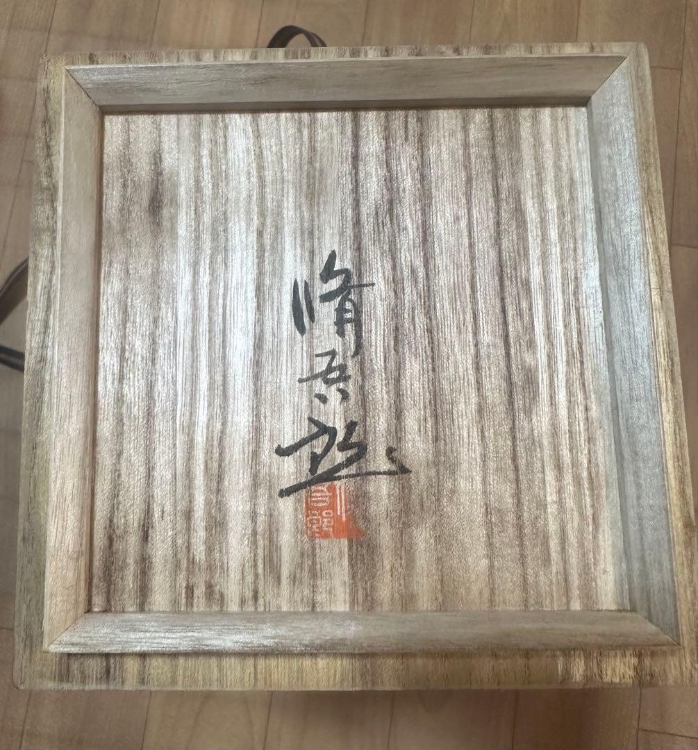 赤い青銅製の花瓶、彫刻デザイン