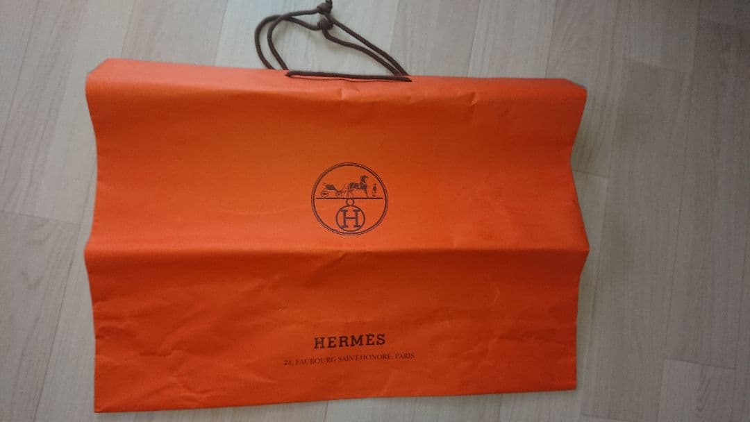 Hロゴ入りチェック柄クッション