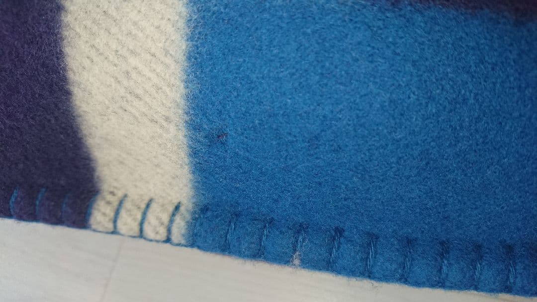 Hロゴ入りチェック柄クッション