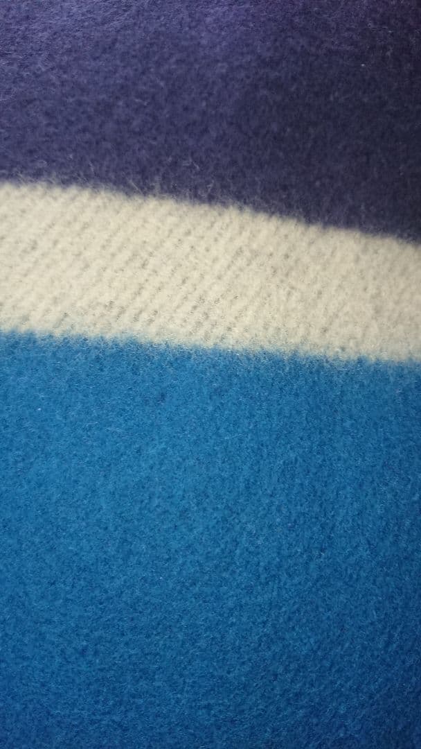 Hロゴ入りチェック柄クッション