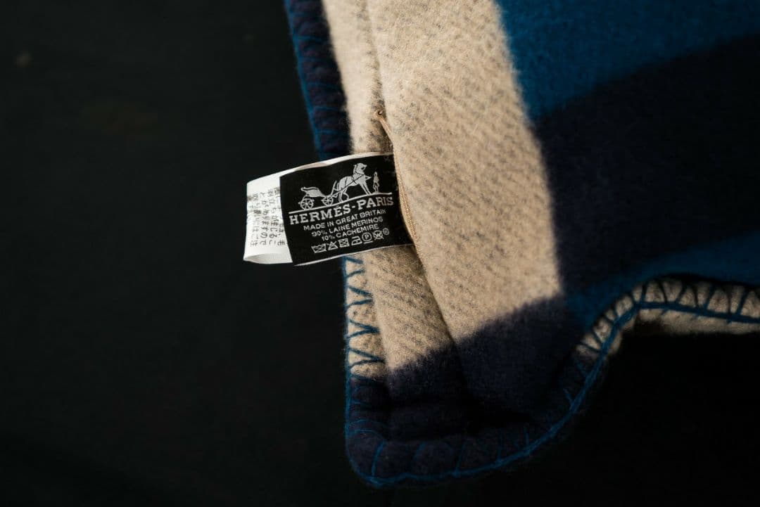 Hロゴ入りチェック柄クッション