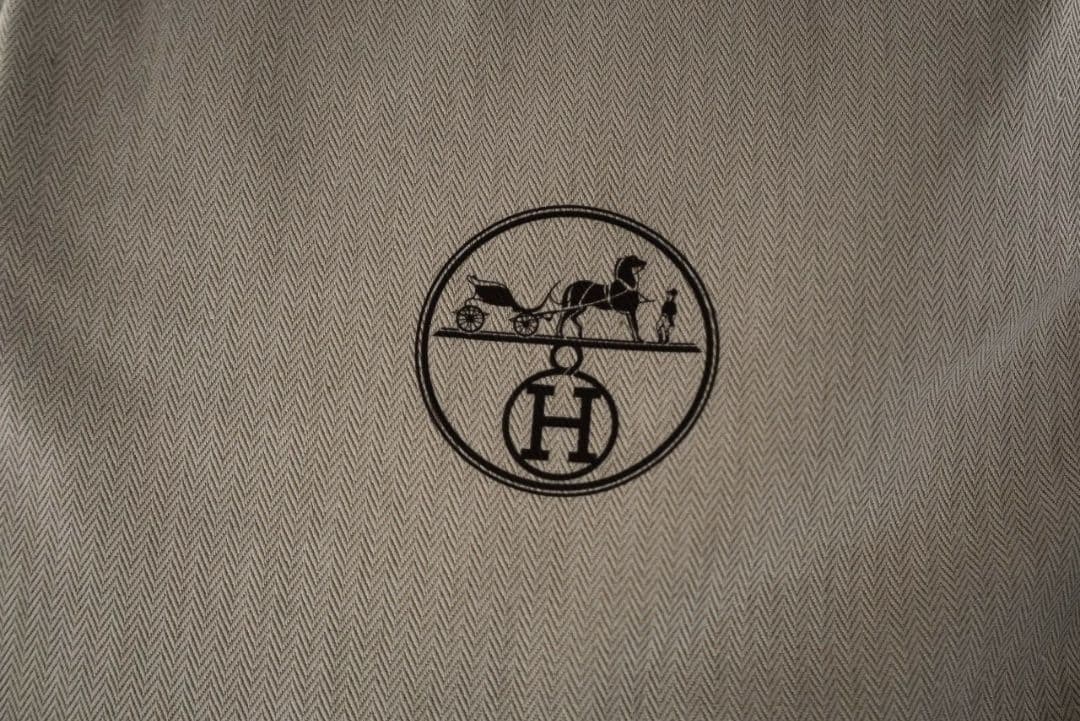 Hロゴ入りチェック柄クッション