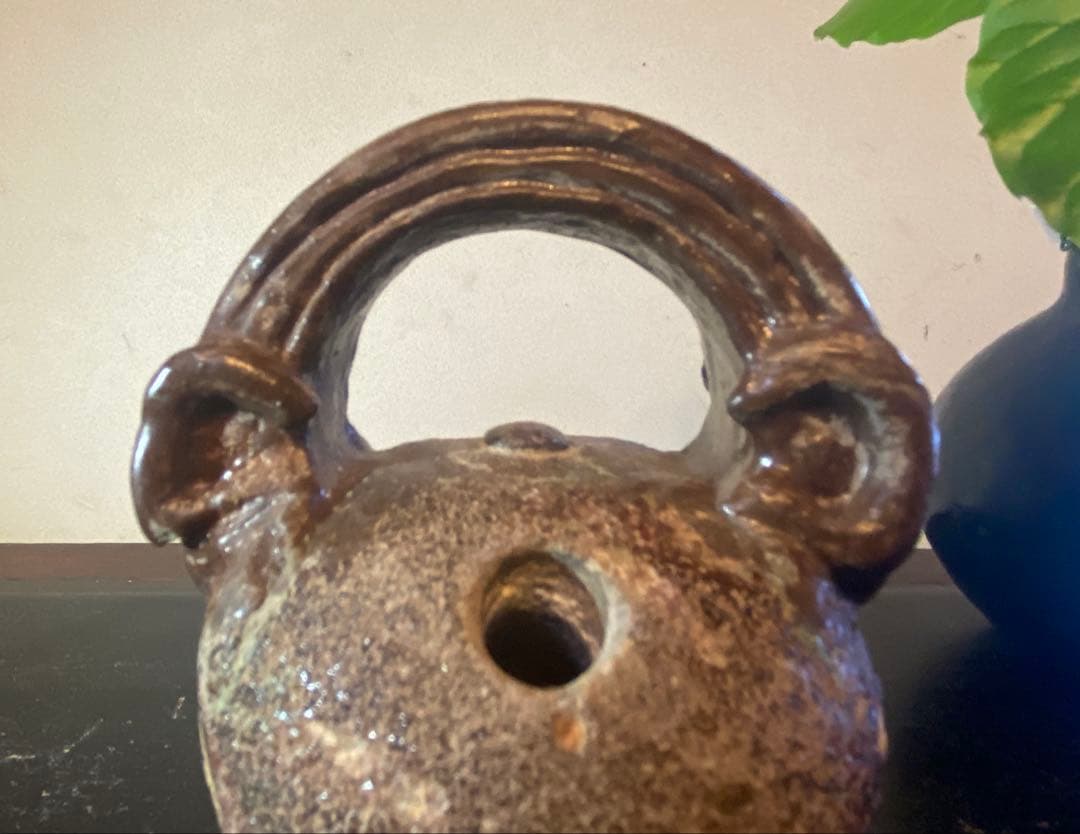 希少豆サイズ・安南 クアンドゥック石灰「豆壺」・唐木鑑賞スタンド付・２点セット