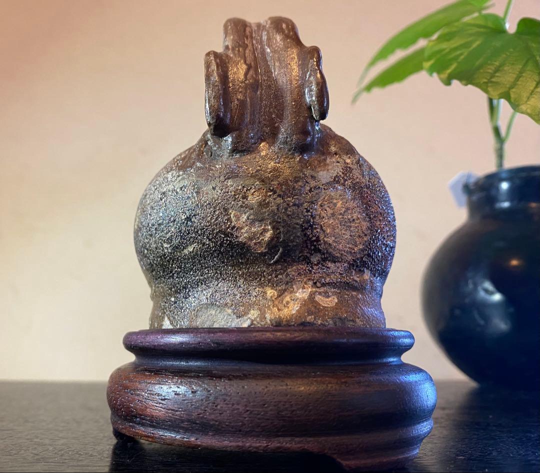 希少豆サイズ・安南 クアンドゥック石灰「豆壺」・唐木鑑賞スタンド付・２点セット