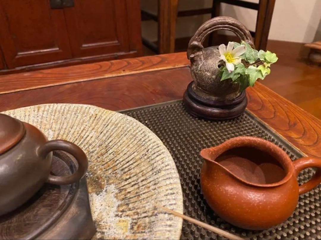 希少豆サイズ・安南 クアンドゥック石灰「豆壺」・唐木鑑賞スタンド付・２点セット