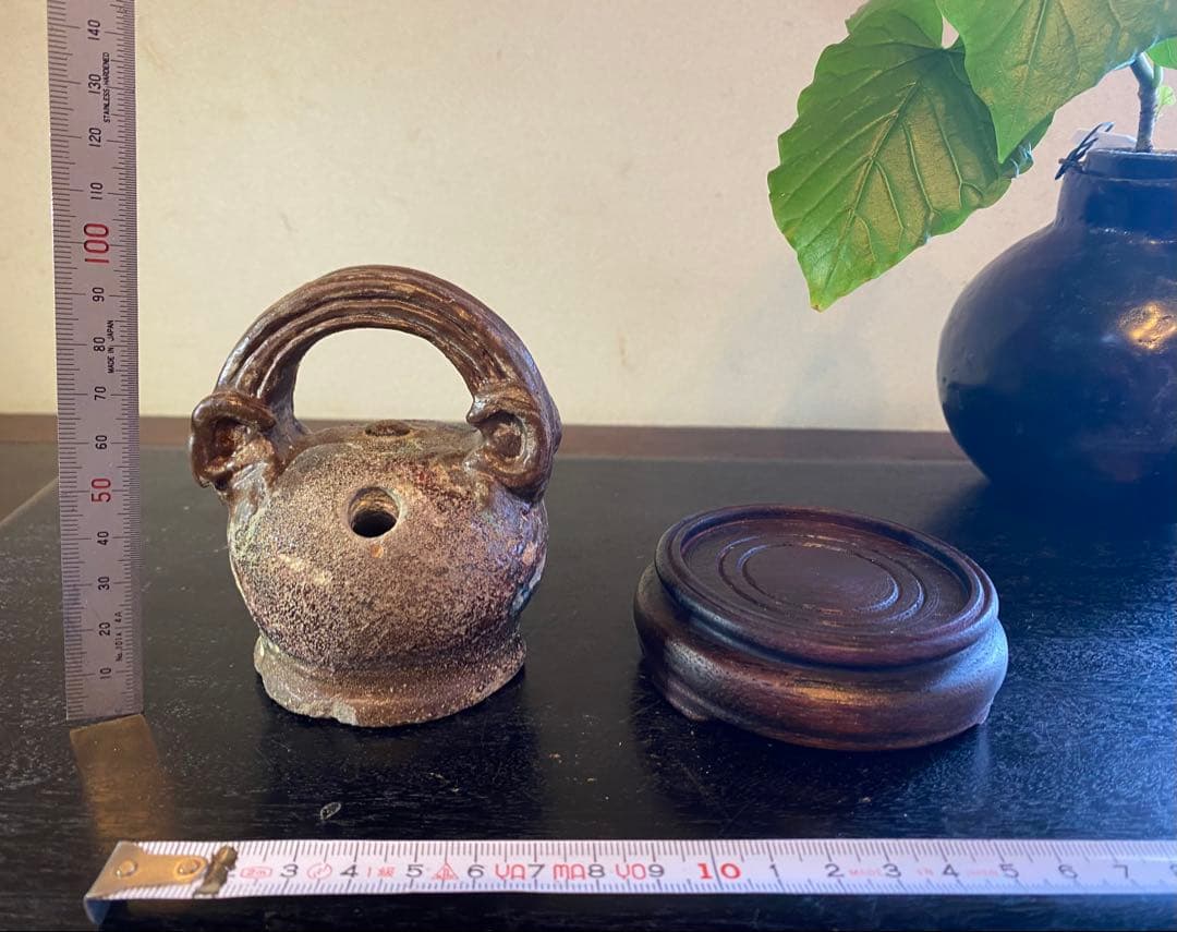 希少豆サイズ・安南 クアンドゥック石灰「豆壺」・唐木鑑賞スタンド付・２点セット