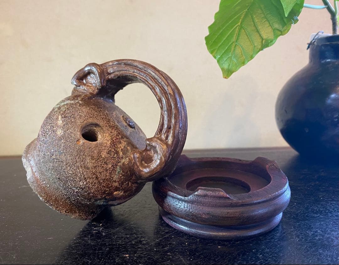 希少豆サイズ・安南 クアンドゥック石灰「豆壺」・唐木鑑賞スタンド付・２点セット