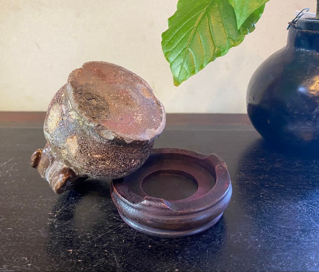 希少豆サイズ・安南 クアンドゥック石灰「豆壺」・唐木鑑賞スタンド付・２点セット