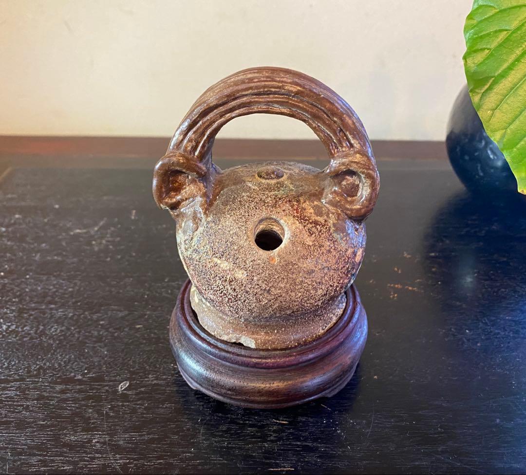 希少豆サイズ・安南 クアンドゥック石灰「豆壺」・唐木鑑賞スタンド付・２点セット