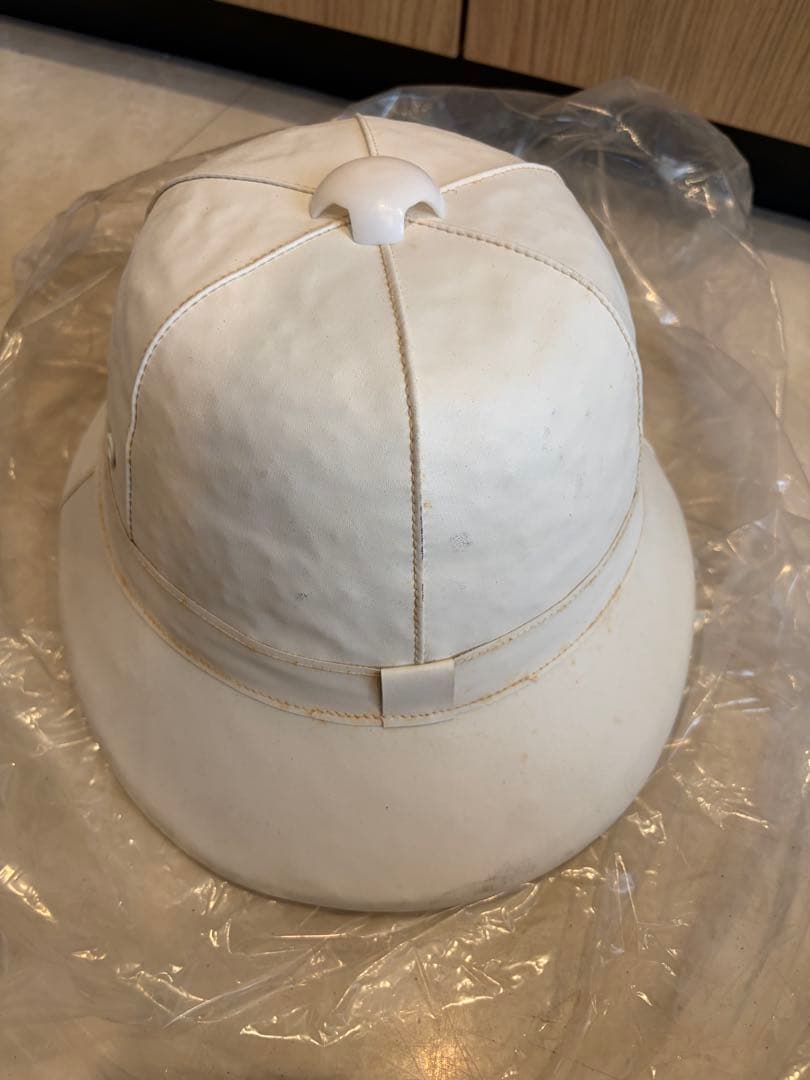 ホワイトヘルメット 金色エンブレム付き コレクション用 装飾用