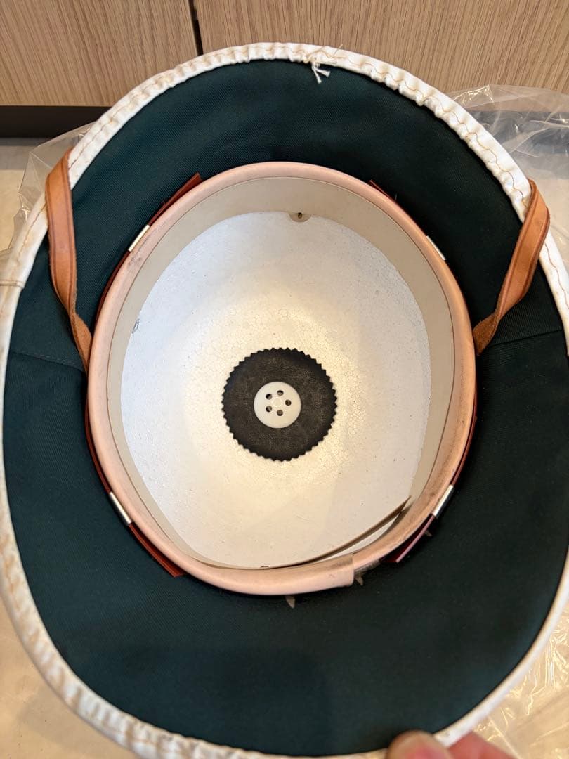 ホワイトヘルメット 金色エンブレム付き コレクション用 装飾用