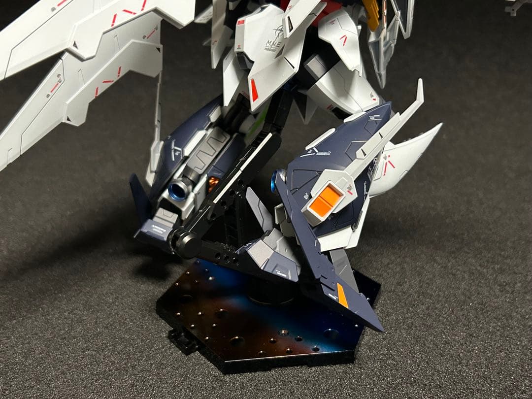 HGクスィーガンダム　塗装完成品　アクションベース付き