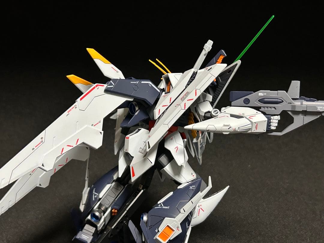 HGクスィーガンダム　塗装完成品　アクションベース付き