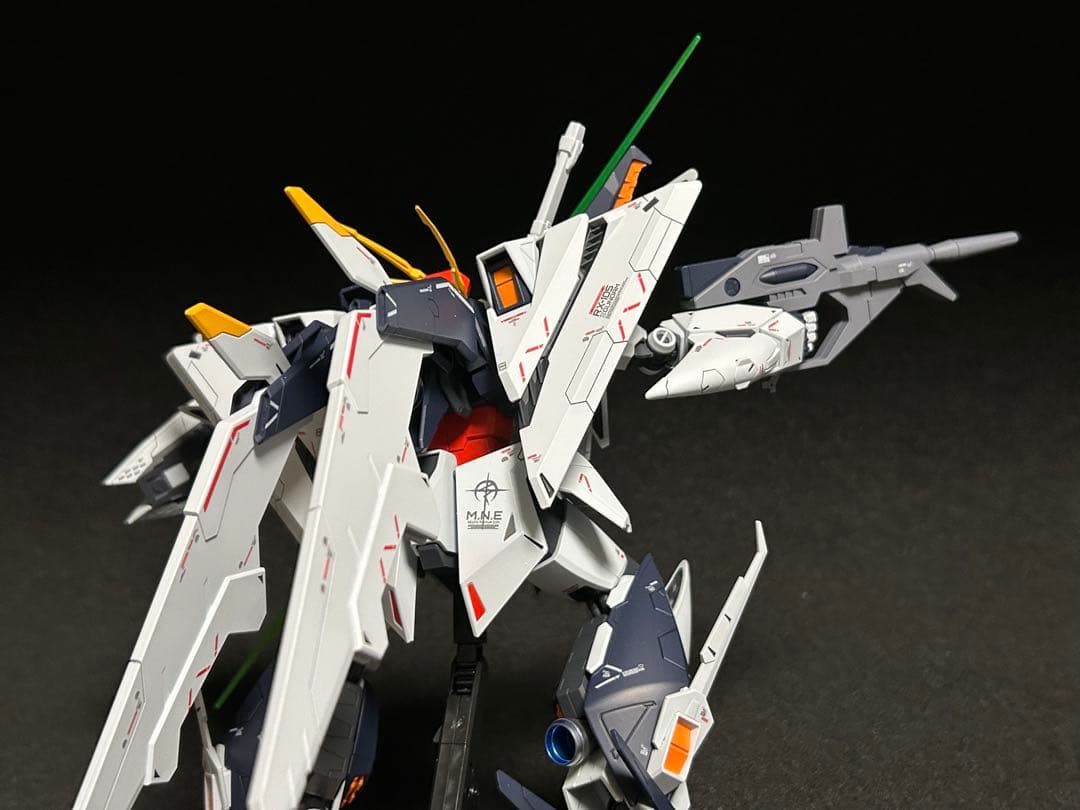 HGクスィーガンダム　塗装完成品　アクションベース付き