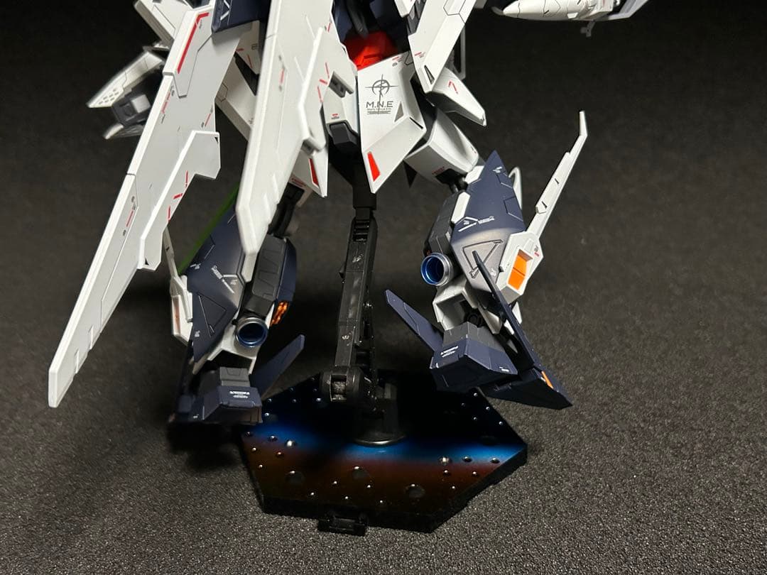 HGクスィーガンダム　塗装完成品　アクションベース付き