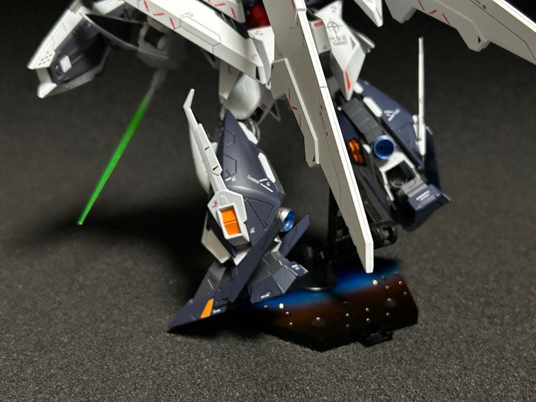 HGクスィーガンダム　塗装完成品　アクションベース付き