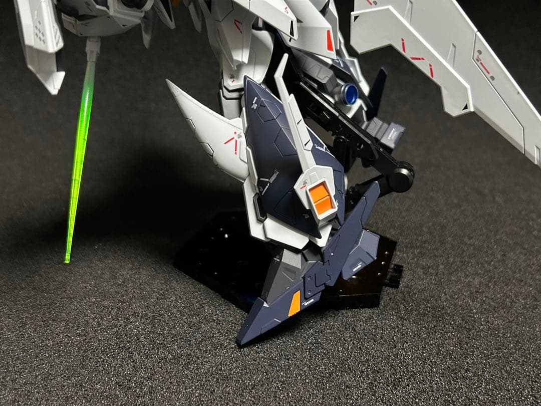 HGクスィーガンダム　塗装完成品　アクションベース付き