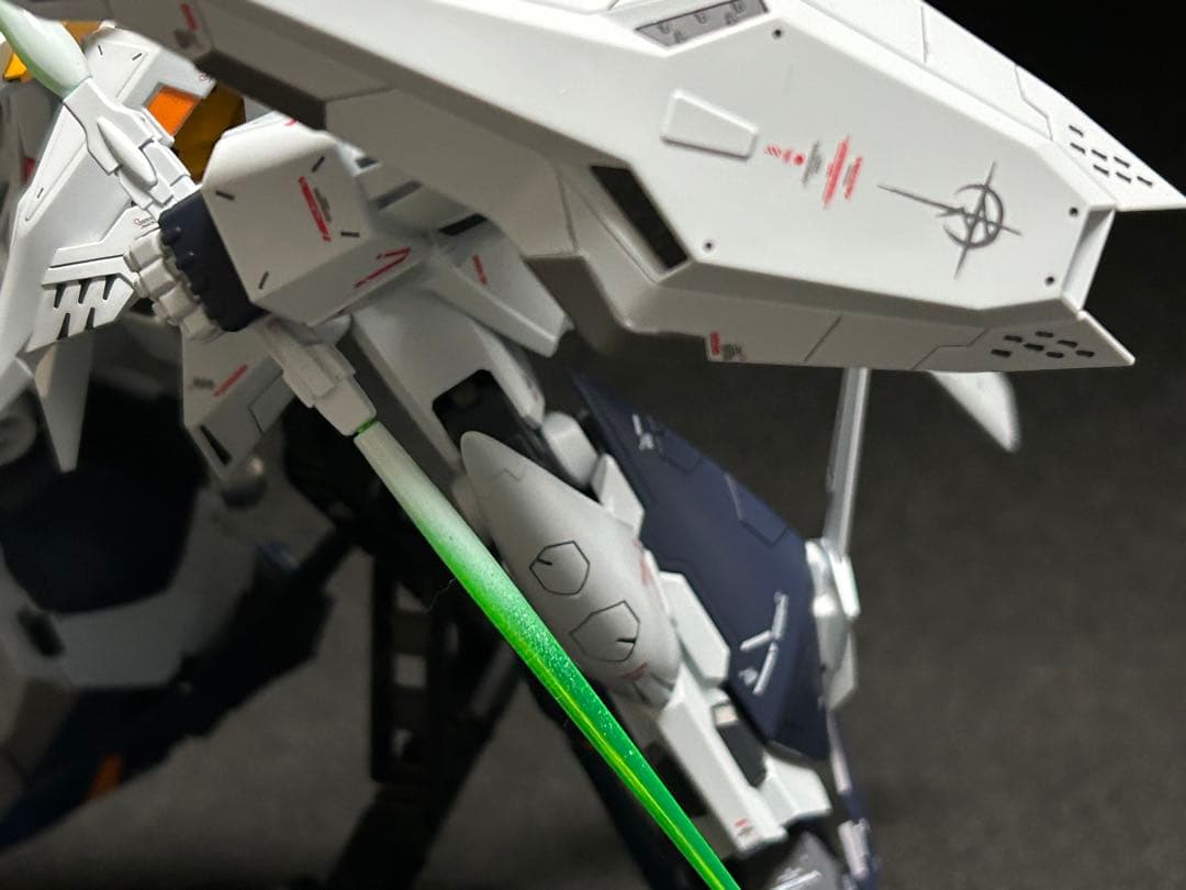 HGクスィーガンダム　塗装完成品　アクションベース付き