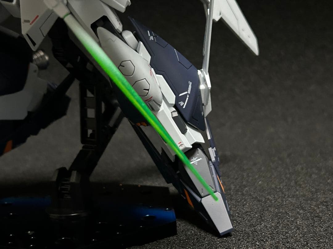 HGクスィーガンダム　塗装完成品　アクションベース付き