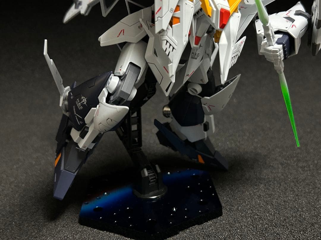 HGクスィーガンダム　塗装完成品　アクションベース付き
