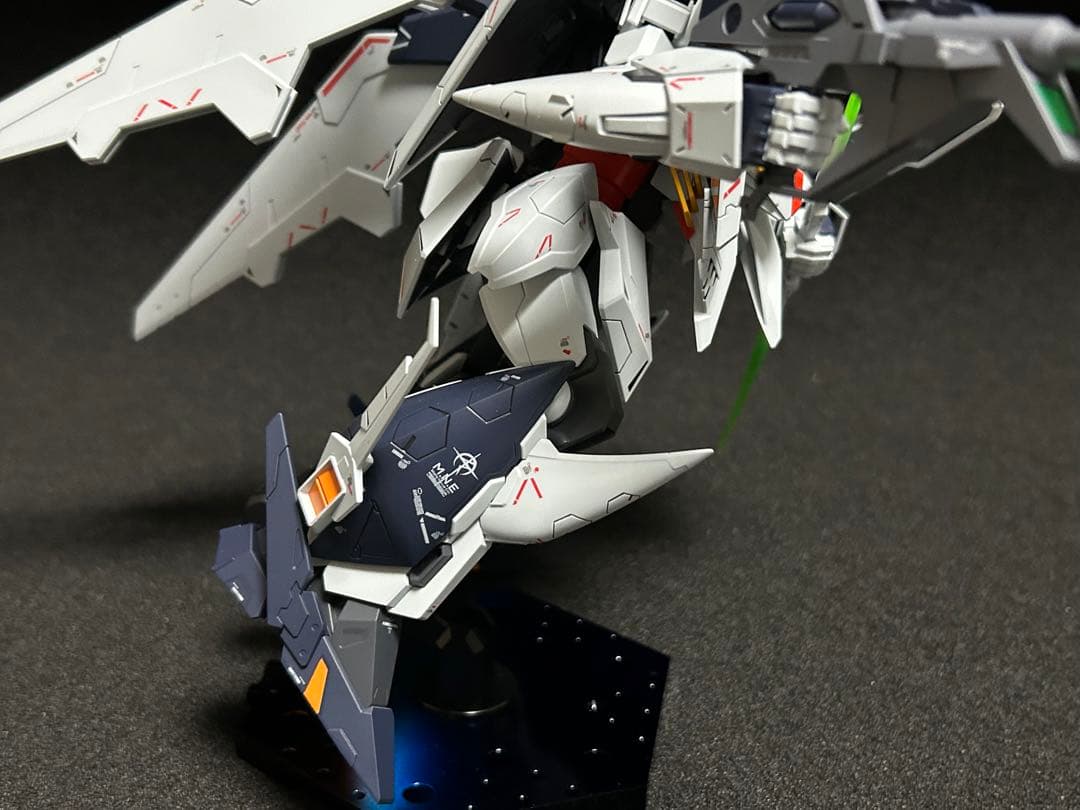 HGクスィーガンダム　塗装完成品　アクションベース付き