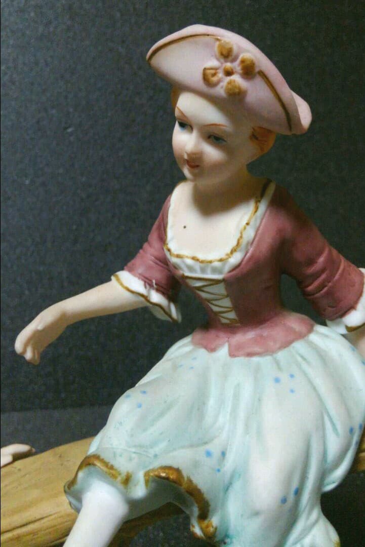 陶磁器製　アンティーク　男女像　置物　オブジェ