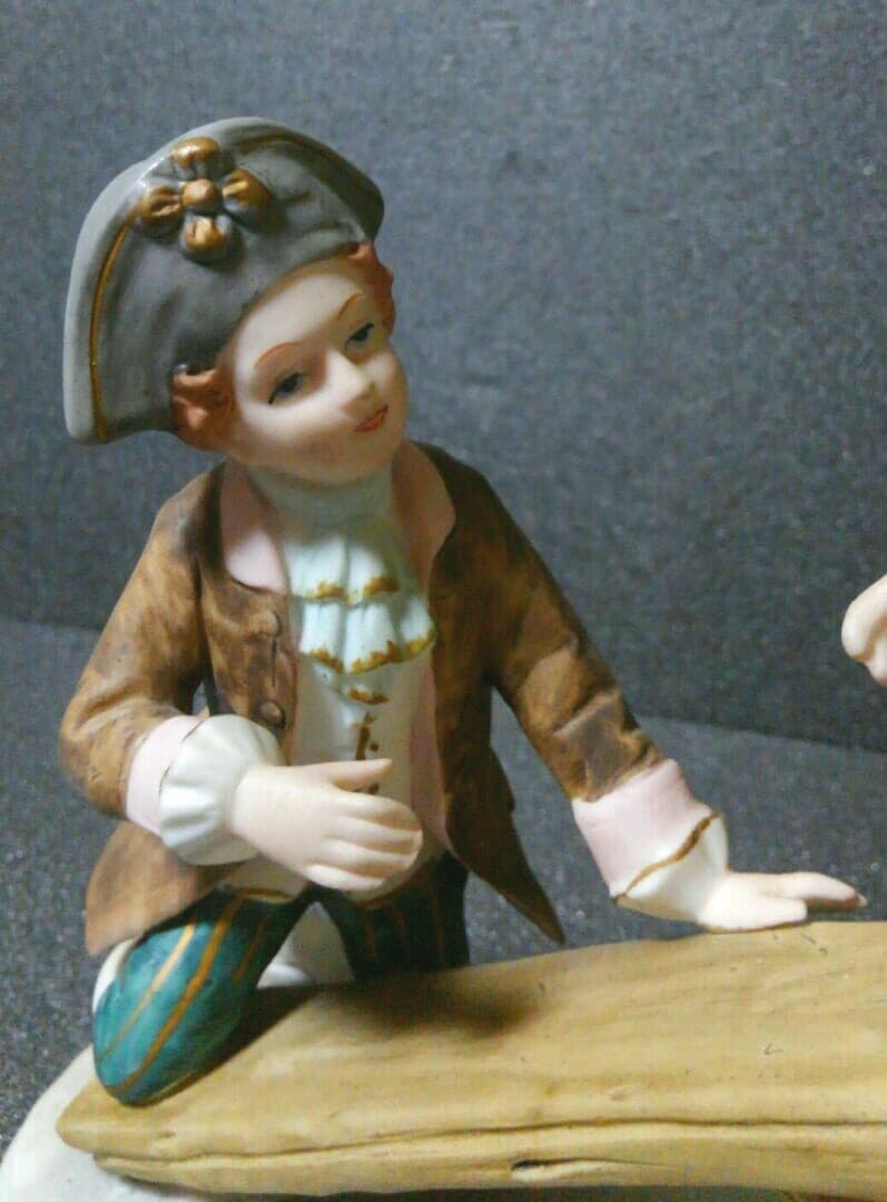 陶磁器製　アンティーク　男女像　置物　オブジェ