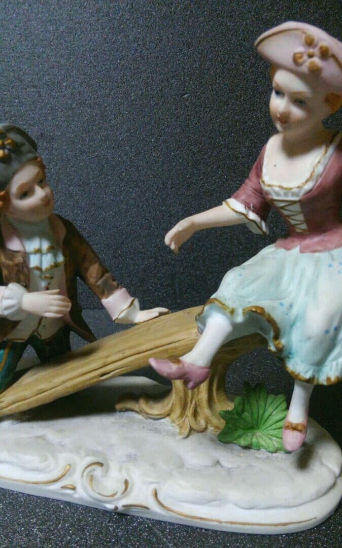 陶磁器製　アンティーク　男女像　置物　オブジェ