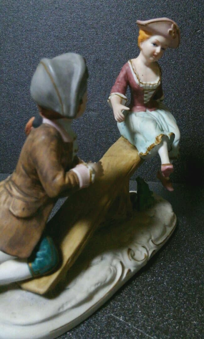 陶磁器製　アンティーク　男女像　置物　オブジェ