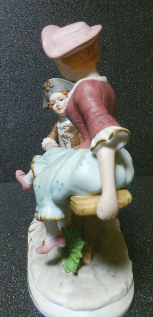 陶磁器製　アンティーク　男女像　置物　オブジェ