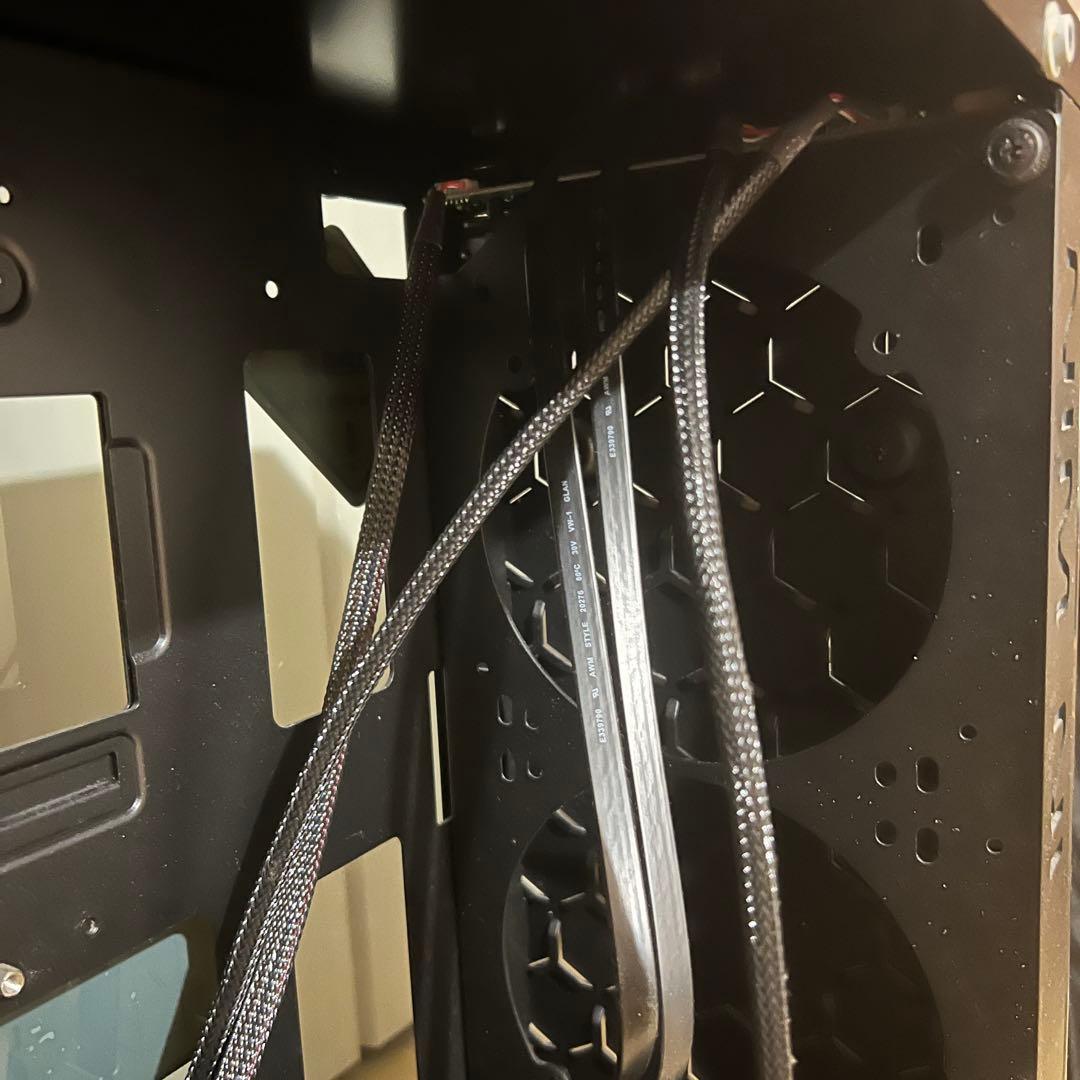 IN WIN ミドルタワー　ブラックガラスPCケース