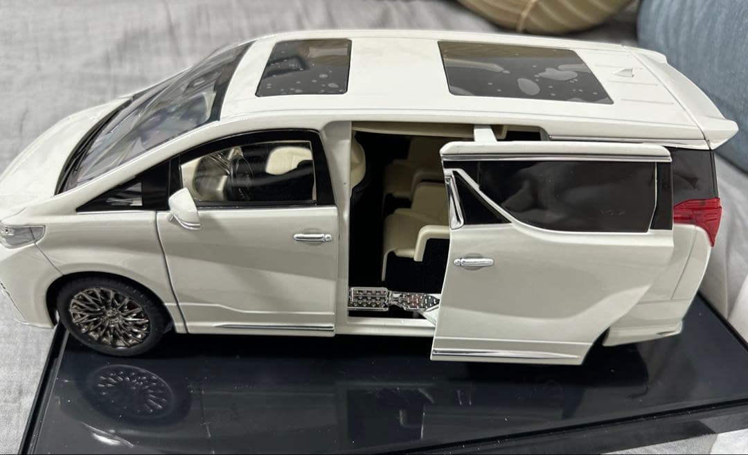 LEXUSLM300White1/18左ハンドル