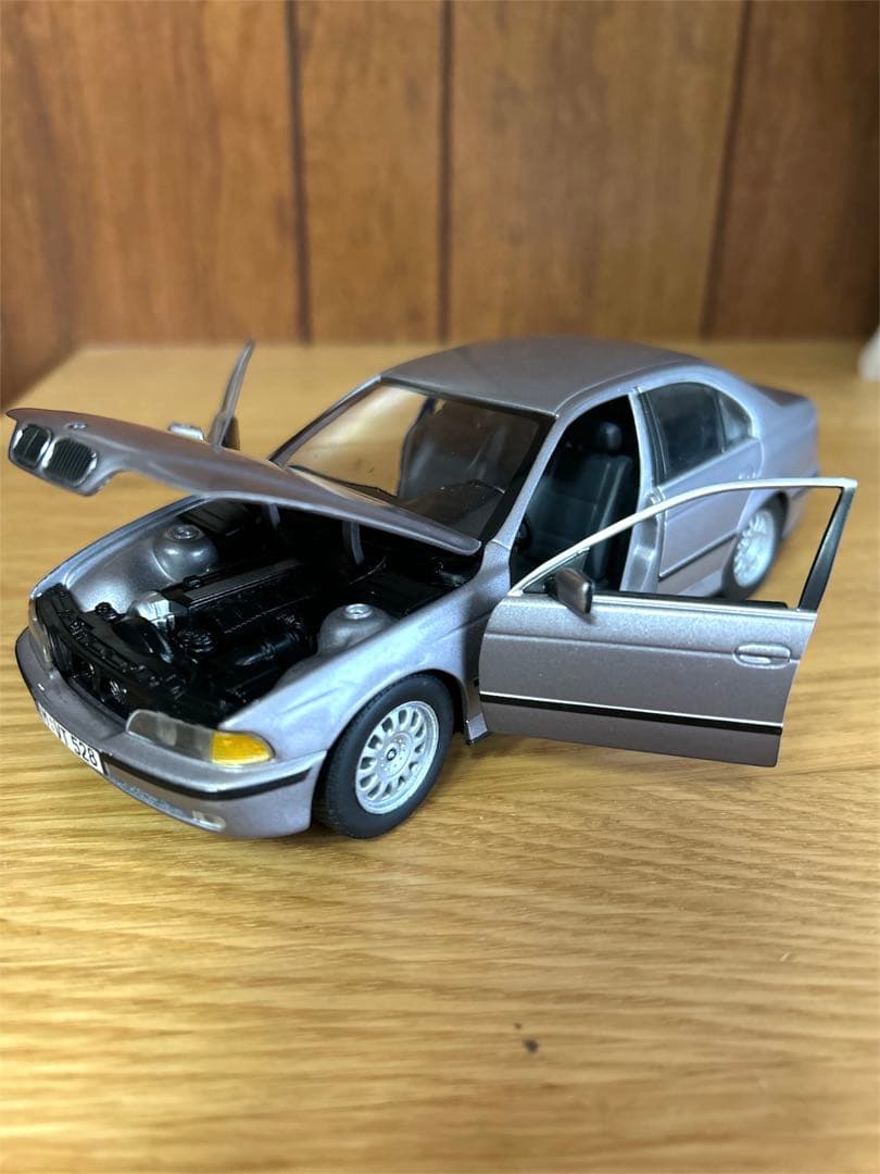 BMW5 シリーズ　エンジン再現　ドア開閉　1／24